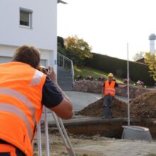 Mitarbeiter der Fa. Bauer GmbH beim Vermessen