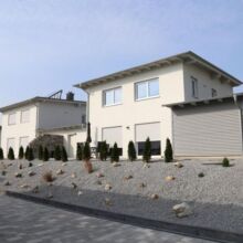 Moderne Reihenhäuser erstellt durch die Fa. Andreas Bauer GmbH in Mitterskirchen aus einer anderen Perspektive