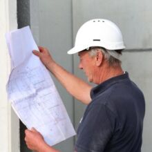 Mitarbeiter der Fa. Andreas Bauer GmbH beim Lesen eines Bauplanes