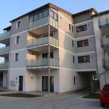 Schlichte Wohnanlage aus einem anderen Blickwinkel
