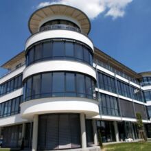 Modernes Geschäftshaus erstellt durch die Fa. Andreas Bauer GmbH aus einem anderen Blickwinkel