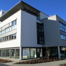 Schlichtes Geschäftshaus erstellt durch die Fa. Andreas Bauer GmbH aus einem anderen Blickwinkel