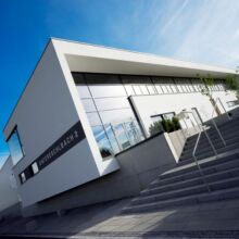 Moderner Gewerbebau erstellt durch die Fa. Andreas Bauer GmbH aus einem anderen Blickwinkel